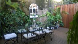 d'une terrasse avec des chaises, une table et une fenêtre. dans l'établissement Linley House, à Sydney