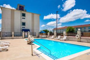 Bazén v ubytování Motel 6-Cleburne, TX nebo v jeho okolí
