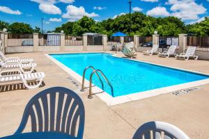 Bazén v ubytování Motel 6-Cleburne, TX nebo v jeho okolí