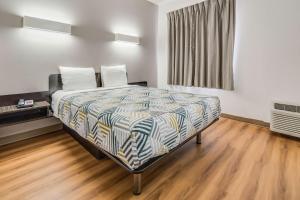 Postel nebo postele na pokoji v ubytování Motel 6-Cleburne, TX