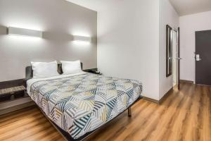 Postel nebo postele na pokoji v ubytování Motel 6-Cleburne, TX