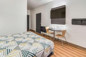 TV a/nebo společenská místnost v ubytování Motel 6-Cleburne, TX