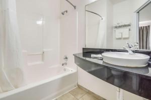 Koupelna v ubytování Motel 6-Cleburne, TX
