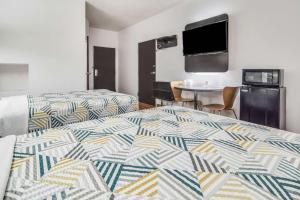 Postel nebo postele na pokoji v ubytování Motel 6-Cleburne, TX