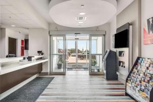 TV a/nebo společenská místnost v ubytování Motel 6-Cleburne, TX