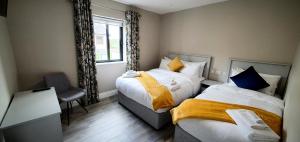 Voodi või voodid majutusasutuse The Leitrim Inn and Blueway Lodge toas
