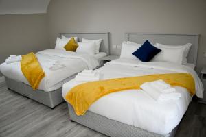 Voodi või voodid majutusasutuse The Leitrim Inn and Blueway Lodge toas
