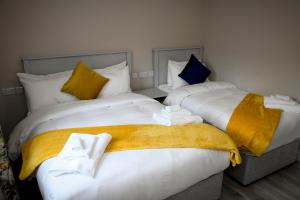 Voodi või voodid majutusasutuse The Leitrim Inn and Blueway Lodge toas