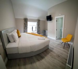 Voodi või voodid majutusasutuse The Leitrim Inn and Blueway Lodge toas
