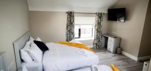Voodi või voodid majutusasutuse The Leitrim Inn and Blueway Lodge toas