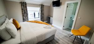 Voodi või voodid majutusasutuse The Leitrim Inn and Blueway Lodge toas
