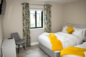 Voodi või voodid majutusasutuse The Leitrim Inn and Blueway Lodge toas