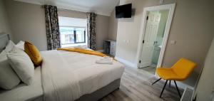 Voodi või voodid majutusasutuse The Leitrim Inn and Blueway Lodge toas