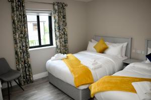 Postel nebo postele na pokoji v ubytování The Leitrim Inn and Blueway Lodge