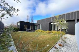 Gallery image of Modern Fully Fenced Stackbrae Holiday Home in Wanaka