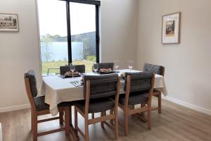 Gallery image of Modern Fully Fenced Stackbrae Holiday Home in Wanaka +20 photos