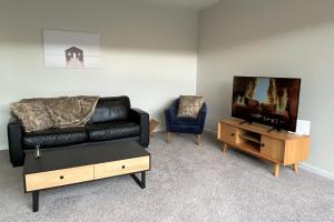 Gallery image of Modern Fully Fenced Stackbrae Holiday Home in Wanaka