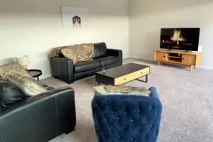 Gallery image of Modern Fully Fenced Stackbrae Holiday Home in Wanaka