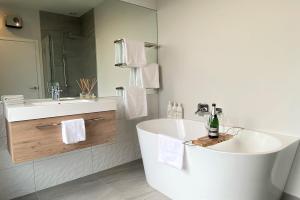 Gallery image of Modern Fully Fenced Stackbrae Holiday Home in Wanaka