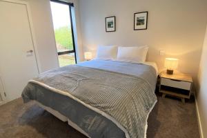 Gallery image of Modern Fully Fenced Stackbrae Holiday Home in Wanaka