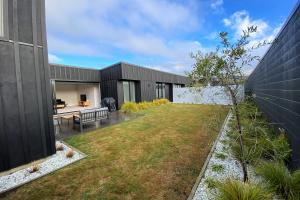 Gallery image of Modern Fully Fenced Stackbrae Holiday Home in Wanaka