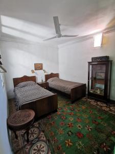 Uma cama ou camas num quarto em Bayt Alice Hostel