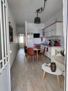 Kuchyň nebo kuchyňský kout v ubytování Sea Sound Haraki apartment