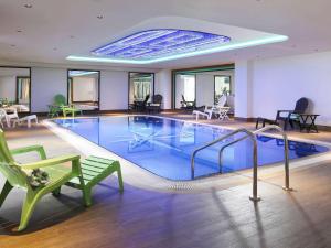 ein großer Pool in einem Hotelzimmer in der Unterkunft Ibis Styles Dubai Jumeira in Dubai