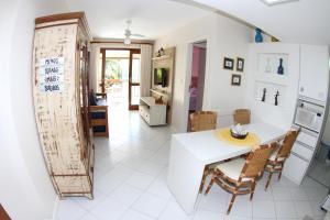 uma cozinha e sala de jantar com mesa e cadeiras em Apt na Praia do Forte em Condomínio frente mar! na Praia do Forte