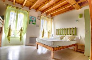 Un pat sau paturi într-o cameră la Les Cremades