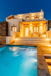 Villa con piscina frente a una casa en Casa Eunoia, en Agios Romanos