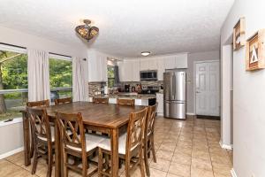 Una cocina o kitchenette en Camelback Rd Rancher- On ONE ACRE & near attractions
