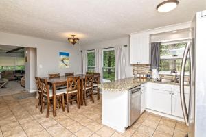 Una cocina o kitchenette en Camelback Rd Rancher- On ONE ACRE & near attractions