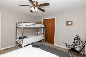 Una cama o camas en una habitación de Camelback Rd Rancher- On ONE ACRE & near attractions
