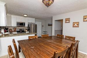 Una cocina o kitchenette en Camelback Rd Rancher- On ONE ACRE & near attractions