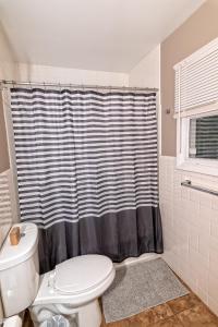 Un baño de Camelback Rd Rancher- On ONE ACRE & near attractions