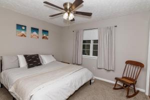 Postel nebo postele na pokoji v ubytování Camelback Rd Rancher- On ONE ACRE & near attractions