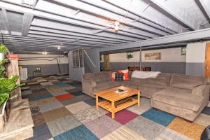 Un lugar para sentarse en Camelback Rd Rancher- On ONE ACRE & near attractions