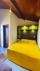Tempat tidur dalam kamar di Condomínio Winterville Resort Gravatá Flat 827