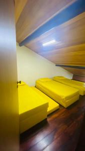 Tempat tidur dalam kamar di Condomínio Winterville Resort Gravatá Flat 827