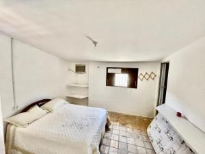 une chambre blanche avec un lit et une fenêtre dans l'établissement Casa de praia em Cotovelo, à Parnamirim 13 autres photos