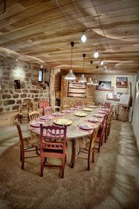 une grande salle à manger avec une grande table et des chaises dans l'établissement Les Cremades, à Langogne