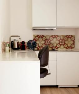塞圖巴爾的住宿－Luisa's Loft，厨房配有白色橱柜和水槽
