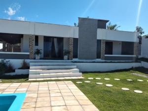 a house with a lawn in front of it at Bela Vista Praia Barreta - Rio Grande do Norte in Nísia Floresta