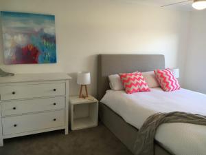een slaapkamer met een bed en een dressoir bij 80 LaRonde Carrickalinga in Carrickalinga