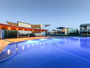 Una piscina vacía en un edificio por la noche. en South Shores Villa 22, en Normanville