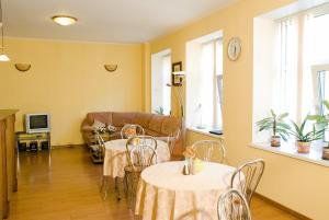 sala de estar con 2 mesas y sofá en Nevsky Guest House, en San Petersburgo