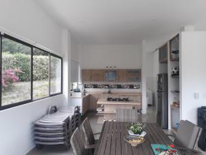 A cozinha ou cozinha compacta de Casa en condominio campestre, seguridad 24horas, cerca electrica y planta electrica