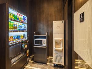 a vending machine with a microwave and a refrigerator at APA Hotel Nishifunabashi Ekimae in Funabashi