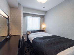 Tempat tidur dalam kamar di APA Hotel Nishifunabashi Ekimae